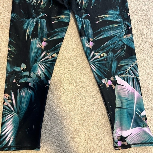 FABLETICS Women’s Tropical Print Leggings Fits S/M - Picture 6 of 9